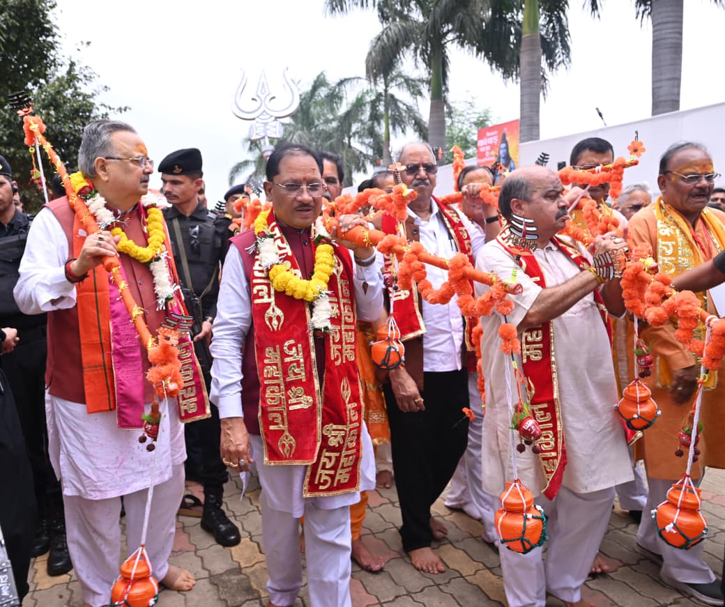 *मुख्यमंत्री श्री विष्णु देव साय ने भगवान शिव का रुद्राभिषेक कर प्रदेशवासियों के सुख-समृद्धि और खुशहाली की कामना की* *मुख्यमंत्री श्री विष्णु देव साय ने भगवान शिव का रुद्राभिषेक कर प्रदेशवासियों के सुख-समृद्धि और खुशहाली की कामना की*