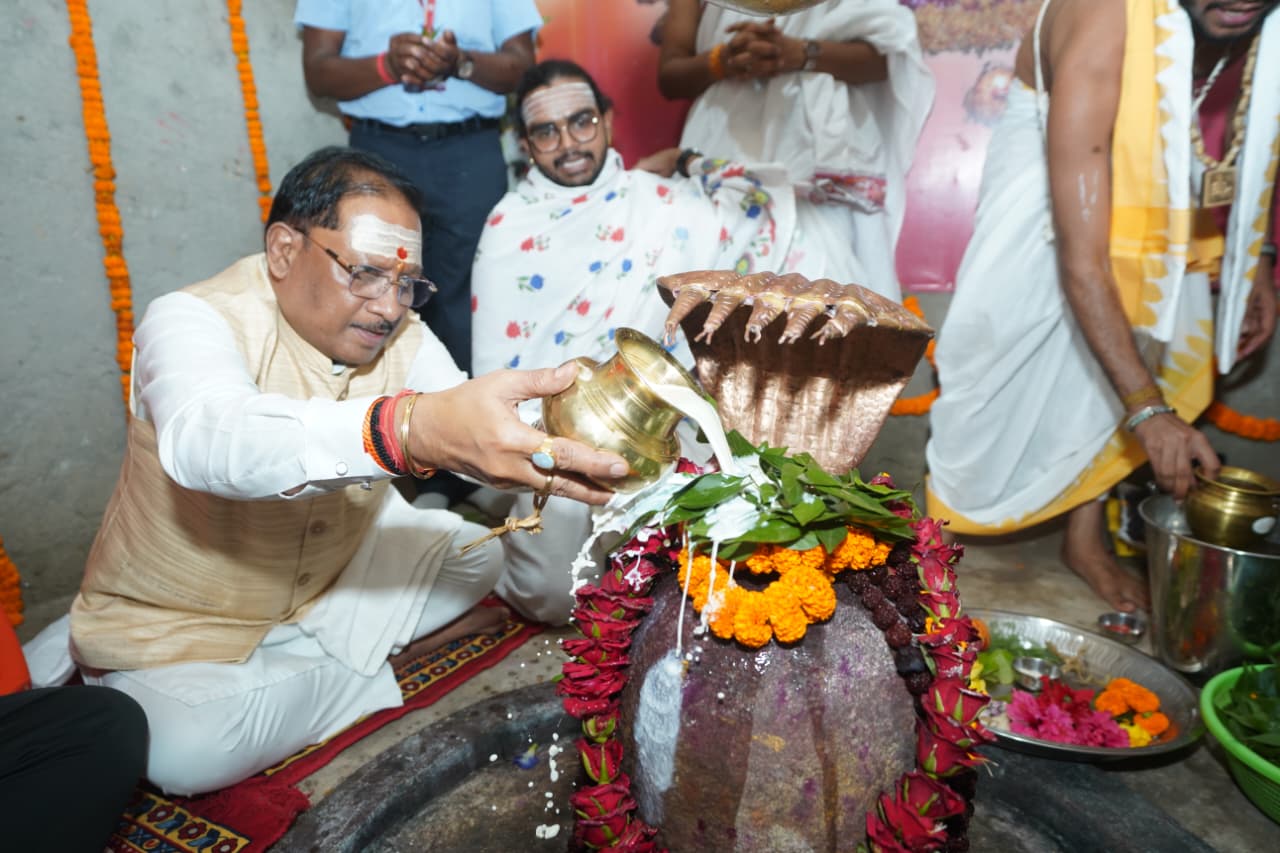 CM साय ने बाबा कर्मेश्वर का किया रुद्राभिषेक, प्रदेशवासियों की सुख-समृद्धि और खुशहाली की कामना की,ग्राम कर्रा में मंगल भवन निर्माण की घोषणा,