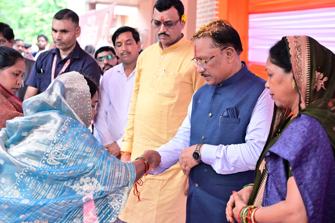 मुख्यमंत्री विष्णु देव साय ने ‘जशपुर एक्सप्रेस’ योजना का किया शुभारंभ,रक्षाबंधन पर ‘विष्णु भैया’ ने 50 बहनों को दिया आत्मनिर्भरता का उपहार, सौंपे ई-रिक्शा