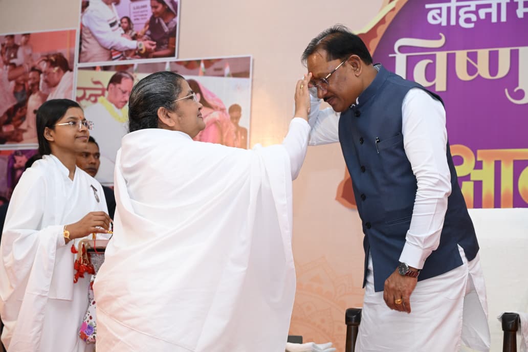 बहनों का स्नेह और आशीर्वाद मेरे लिए अनमोल : मुख्यमंत्री विष्णु देव साय, रक्षाबंधन का आत्मीय उल्लास, विभिन्न क्षेत्रों से पहुंचीं माताओं-बहनों ने मुख्यमंत्री को बांधी राखी बहनों का स्नेह और आशीर्वाद मेरे लिए अनमोल : मुख्यमंत्री विष्णु देव साय, रक्षाबंधन का आत्मीय उल्लास, विभिन्न क्षेत्रों से पहुंचीं माताओं-बहनों ने मुख्यमंत्री को बांधी राखी