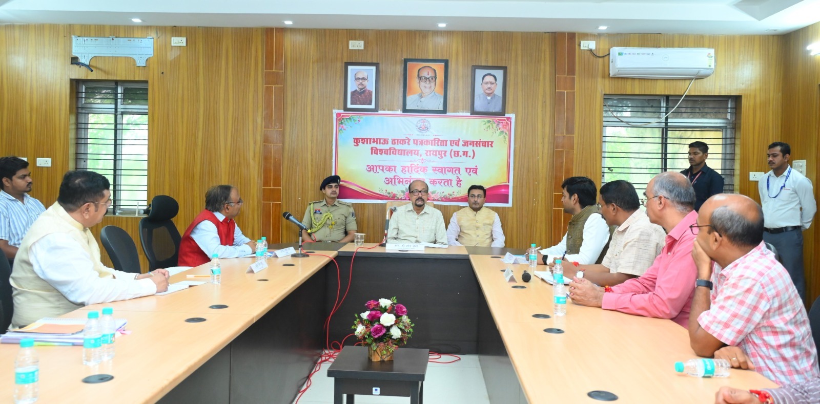 राज्यपाल ने कुशाभाऊ ठाकरे पत्रकारिता एवं जनसंचार विश्वविद्यालय में कन्या छात्रावास, मेधा एआई एवं मीडिया शोध केंद्र का किया शुभारंभ राज्यपाल ने कुशाभाऊ ठाकरे पत्रकारिता एवं जनसंचार विश्वविद्यालय में कन्या छात्रावास, मेधा एआई एवं मीडिया शोध केंद्र का किया शुभारंभ