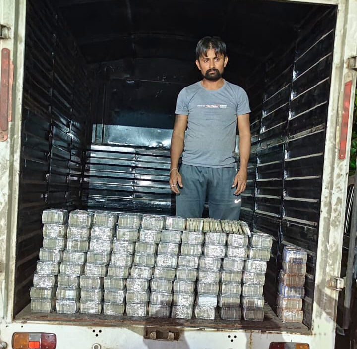 छत्तीसगढ़ के दुर्ग में पिकअप के गुप्त चेंबर से 4 करोड़ रुपये बरामद, दो लोग हिरासत में छत्तीसगढ़ के दुर्ग में पिकअप के गुप्त चेंबर से 4 करोड़ रुपये बरामद, दो लोग हिरासत में